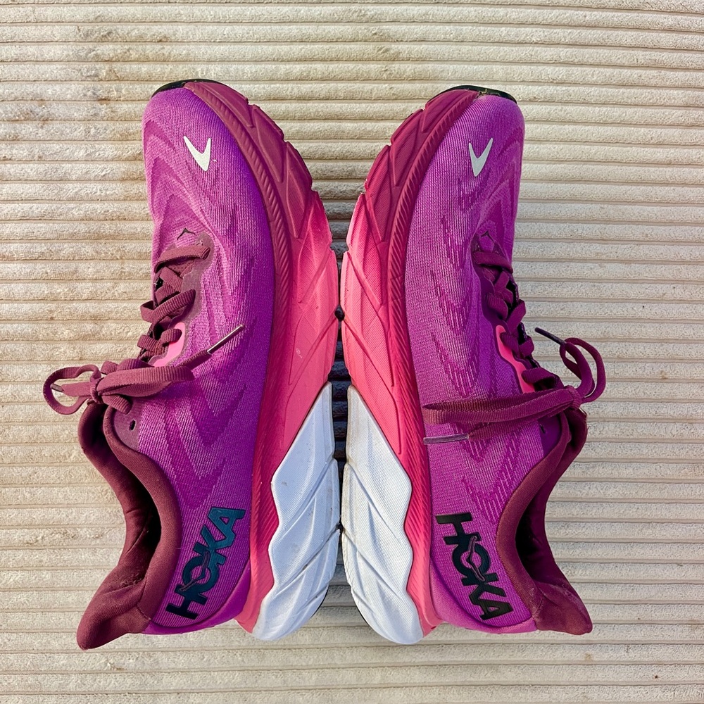 Hoka Arahi 6 Grape Wine / Beauty Berry Pink Purple Fuchsia White size 7.5